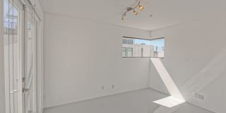MODERN & BRIGHT. TOP-FLOOR, 4BR3BA HOUSE-LIKE APARTMENT W/ OPEN FLOOR PLAN, 3 DECKS FOR INDOOR/OUTDOOR LIVING & 2-CAR GARAGE JUST BLOCKS TO ABBOT KINNEY, PARK & MINS TO CANALS & BEACH! Gallery 34