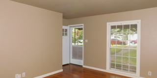 SUPER LOCATION / NO CARPET   --   ( FREE RENT ; w/ qualified app:   CALL FOR DETAILS )_ Gallery 5