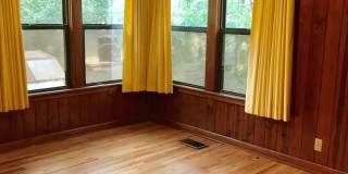 Charming 3 Bedroom Home - Large Backyard - Carport Gallery 10