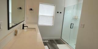 Stunning 2 Bed 2.5 Bath Townhome! Gallery 7