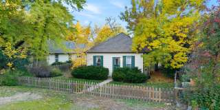 Charming house for rent, with laundry machines included and fenced yard. Gallery 3