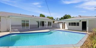 Beautiful modern 3 Bed + 3 Bath House + Pool + Garage Gallery 12
