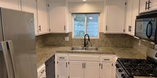 Beautifully Renovated 2 + 2.5 Santa Monica Condo townhouse Gallery 6