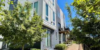 End-unit townhome in Westside Atlanta Gallery 1