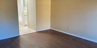 Darling 1 Bed, 1.5 Bath Townhouse with small Fenced Yard! Gallery 12