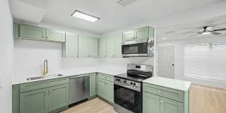 Gorgeous 2 Bed + Bonus Room | Large Private Yards | Resort Pool | 8 Weeks Free Rent! Gallery 5