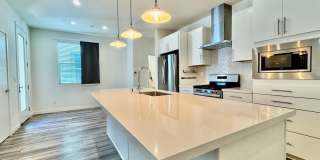 NEWER 2 BED, 2.5. BATH TOWNHOME IN BROADWAY AREA OF SACRAMENTO Gallery 1