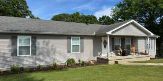 Country living on the outskirts of Nashville with 4 large beds, 2 baths, a bonus room and over an acre of land Gallery 1