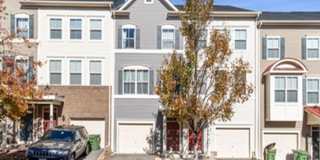 BEAUTIFUL TOWNHOUSE IN VILLAGES AT WOODSTREAM Gallery 1