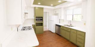 Large 6 Bedroom - Huge Yard - Students Welcome Gallery 4