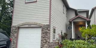 3 bedroom 2 1/2 bath two story in Nice Roseburg HOA Gallery 1