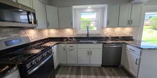 Spacious Town Home in Brighton Heights! Gallery 1