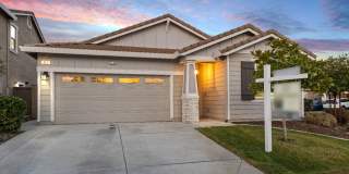 Newer Home on Large Corner Lot with Lots of Natural Light! Gallery 3