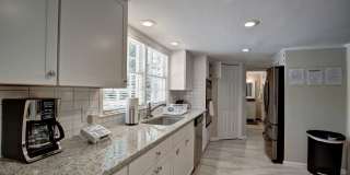 FURNISHED: Modern 6 Bdrm (7 beds) Home with BBQ, Foosball, HotTub & Private Pool - Close To Airport&Downtown Gallery 17