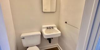 Spacious 6 bedroom 3.5 bath Tudor Townhouse w/Deck close to Georgetown University & Hospital Gallery 14