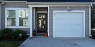 LIKE NEW- luxury townhome in Hoffman Park Gallery 1