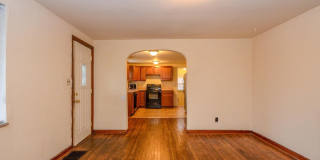 207 E 14th St - 5Bed/2Bath - Remodeled Basement! Gallery 3