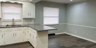 4 Bedroom with a Huge Fenced Back Yard! Gallery 8