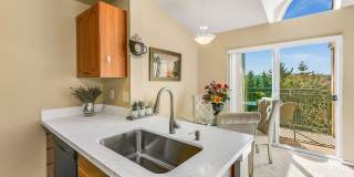 Beautiful Top Floor 2 Bed 2 Bath Condo in Factoria Beautiful Top Floor 2 Bed 2 Bath Condo in Factoria Gallery 9
