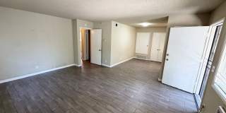 Airy 2 Bedroom 2 Bath with Front Patio Gallery 1