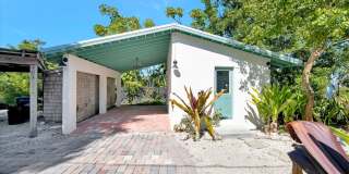 ALL THE CHARM! - Siesta Key 1+ acre on the Bay - 3 bed/ 2 bath pool home Gallery 9