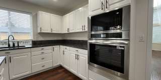 Grand 5 Bedroom Home Featuring 19ft Ceilings, Family Room & Main-Level Suite Gallery 15