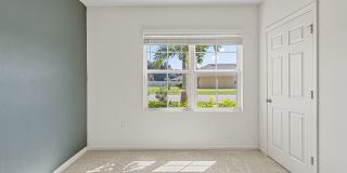 For Rent: Lakefront 4-Bedroom 2-Bathroom Home in Lakeside Palms Gallery 27
