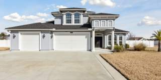 Spacious 5-Bedroom Home with Office, Den  Included Electric! Gallery 1