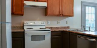 Charming 4 bedroom, 2 bathroom home in Greensboro w lake front views Gallery 14