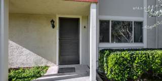 2bed/2.5bath Townhouse with Updated Kitchen! Gallery 1