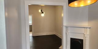 Charming Railroad-Style Townhouse Near Forsyth Park & Starland Gallery 4