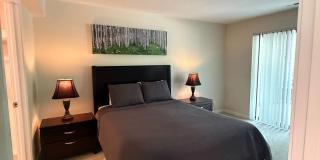 Short-mid term housing, furnished condo 2 bed/2 bath walking distance to Pearl St., CU and close to Hiking and Biking Gallery 21