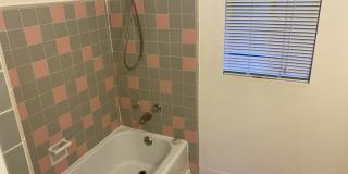 Cozy Upper Floor 2 Bedroom, 1 Bath Unit Gallery 6