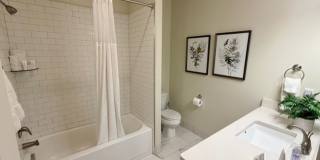 Flexible lease options! Spacious Townhome in Washington Gallery 20