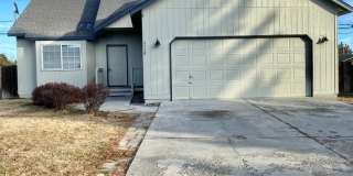 Adorable 3 Bed/2 bath with 2 Car Garage in NE Bend! 3336 NE Cruise Gallery 1