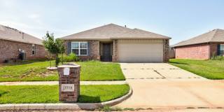 Beautiful 3-Bedroom Home with Easy Access to I-35 & I-240 Gallery 1