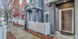 Gorgeous 2 Bedroom 2.5 Bathroom Townhome - Incredible Location Gallery 1