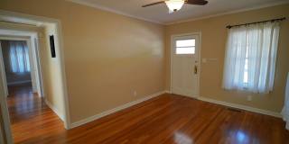 3 Bed / 1 Bath Home w/Sunroom in Midtown Neighborhood! Gallery 4