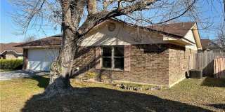 Spacious 3 Bedroom Home with Sunroom & Large Backyard Gallery 3