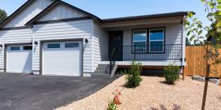 Newer 2 Bedroom 2 Bathroom Duplex in SW Redmond Gallery 1