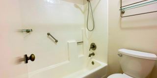 Lovely Spacious Eastlake Condo Gallery 19