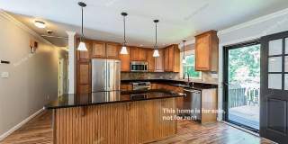 Room in 6 Bedroom Home at Oak Park Rd Gallery 22