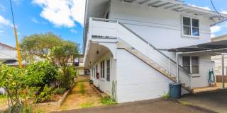 Waiola - upstairs 1 bedroom with 1 parking - window air conditioner in bedroom.. Gallery 20
