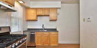 4 Bedroom North Campus Newly Remodeled House with 2 Decks and Patio Gallery 20