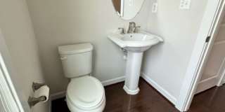 Gorgeous 4-Bed 3.5-Bath Townhouse next to Ft Meade Gallery 17