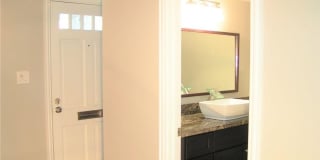 Beautiful Updated Two Story Townhouse In GREAT LOCATION Gallery 14