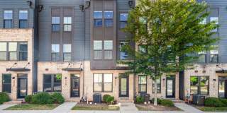 Luxury 4-story, 3-bed, 3.5 bath Townhome in Tremont Square of South End! Gallery 1