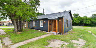 Beautifully Renovated 1BR Duplex with Marble Shower & Natural Light Gallery 5