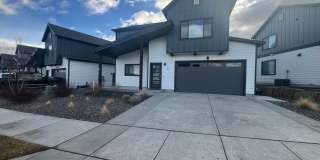 Amazing Newer 3 Bed 2.5 Bath Unit Gallery 1