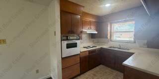 Spacious 2 Bedroom 1 bath duplex Gallery 1